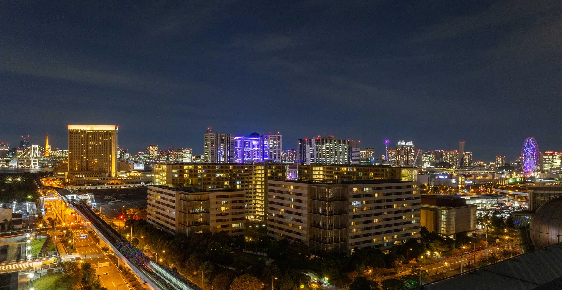 夜景として広がるお台場エリアの街並み